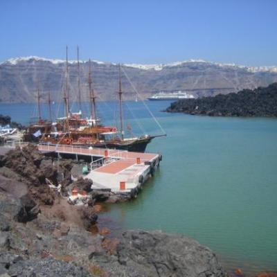 Petit port au pied du volcan-Santorin-Cyclades