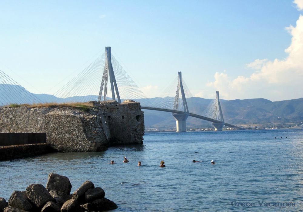 Baignade sous le pont de Rio Antirio région d'Achaïa (Patras) Péloponnèse Grèce